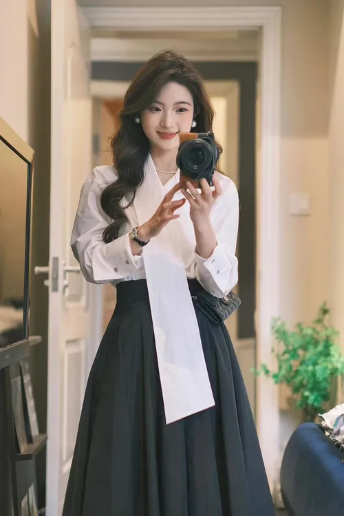 2025早春新款法式不规则设白色领系带衬衫百搭高腰半身裙两件套