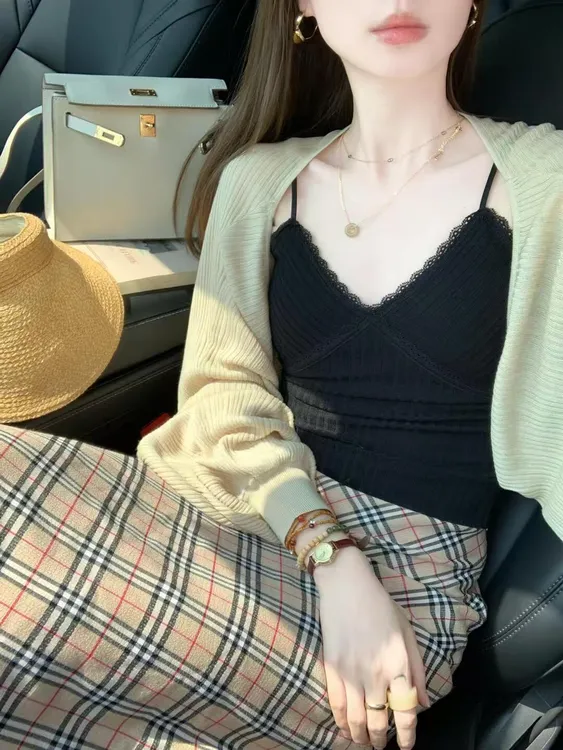 2025韩系黑色蕾丝拼接吊带背心女纯欲风吊带搭配开衫格子半身裙女