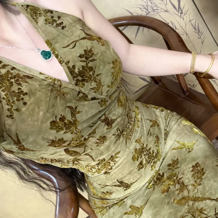 LHMknk1画报夫人原创自制温柔纯欲植绒烧花弹力挂脖吊带裙 不知绿