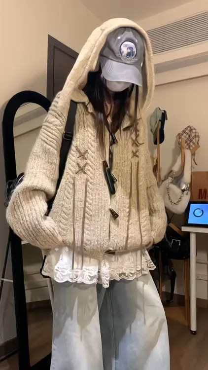 2025秋冬新款兔耳朵牛角扣开衫毛衣蕾丝吊带上衣搭配牛仔裤三件套