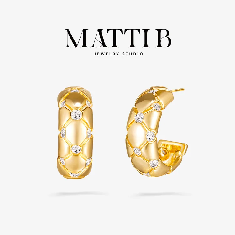 铜合金合成锆石耳饰 菱格纹设计气质高级百搭新款轻奢耳钉女2107