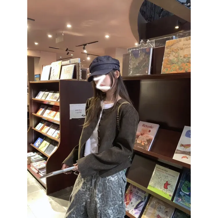 2025年早秋季新款法式时髦纯色小香风圆领单排扣长袖短款上衣外套