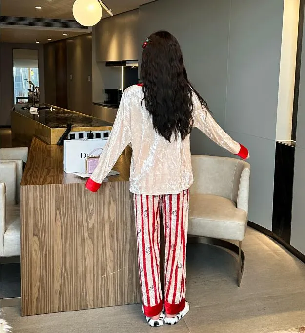 可爱卡通带胸垫新款2024年金丝绒睡衣女春秋季长袖秋冬家居服套装