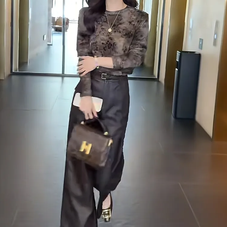 早秋新款圆领扎染长袖女款小众洋气显瘦减龄女装