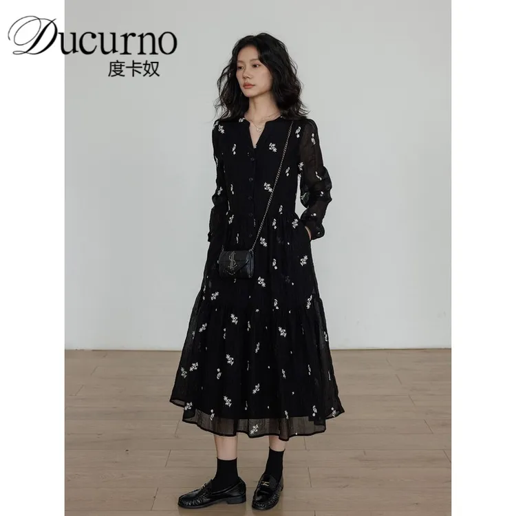 法式复古v领刺绣连衣裙女2025春秋季新款设计感显瘦黑色长袖a字裙
