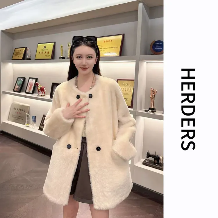 HERDERS ‘小软羊系列’ 白富美 短款纽扣圆领皮草外套 40915