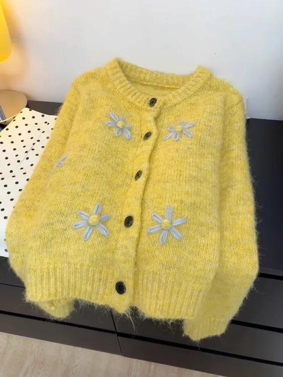 法式甜美温柔气质轻奢立体花朵针织开衫秋季新款宽松显瘦减龄毛衣