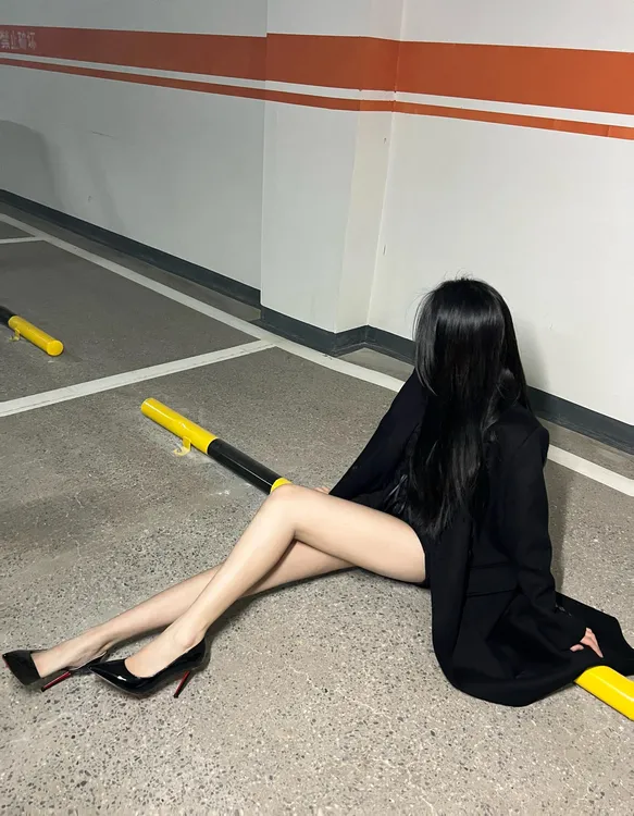 小个子女2025新款尖头细跟红底小个子红底裸色红底高跟鞋