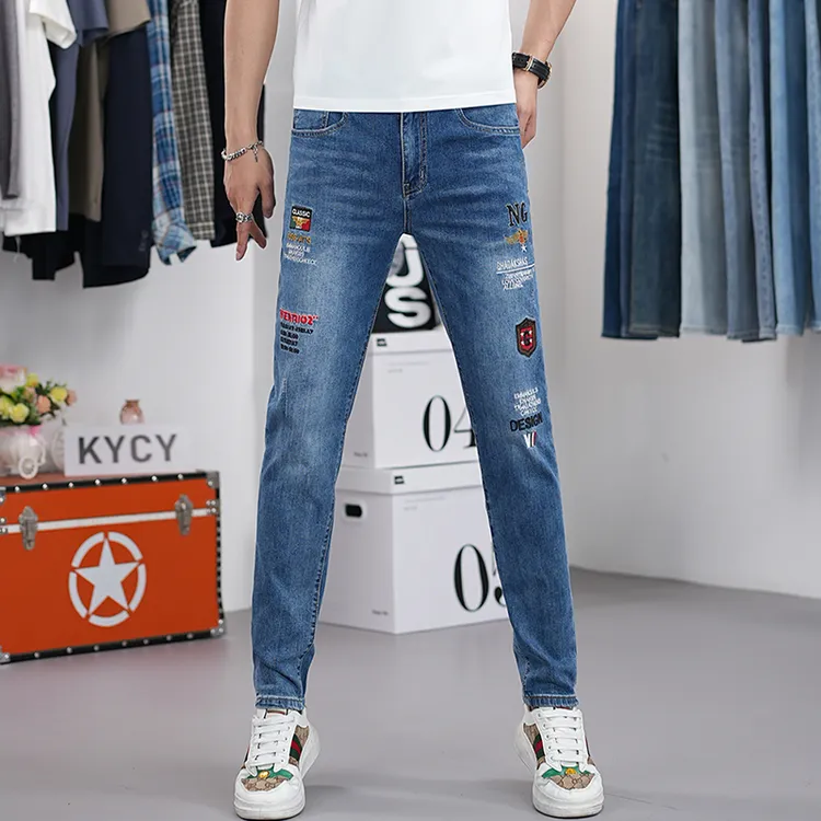 高端蓝色刺绣牛仔裤男款2025夏季薄款弹力潮牌百搭修身小脚裤子男