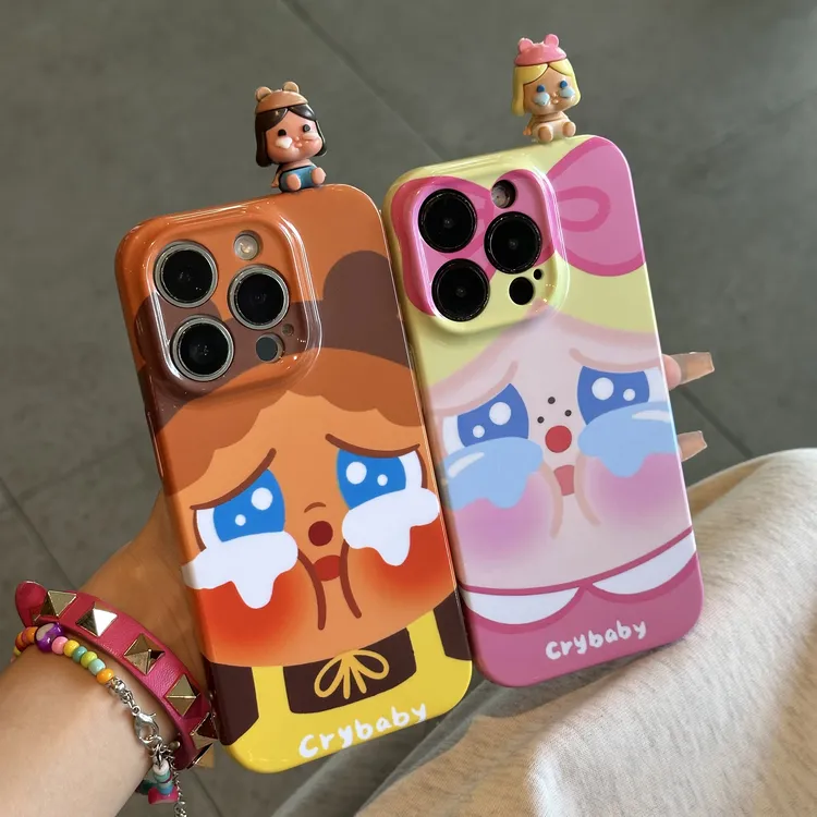 欧克里里立体哭娃娃公仔适用苹果16promax手机壳华为oppo小米vivo