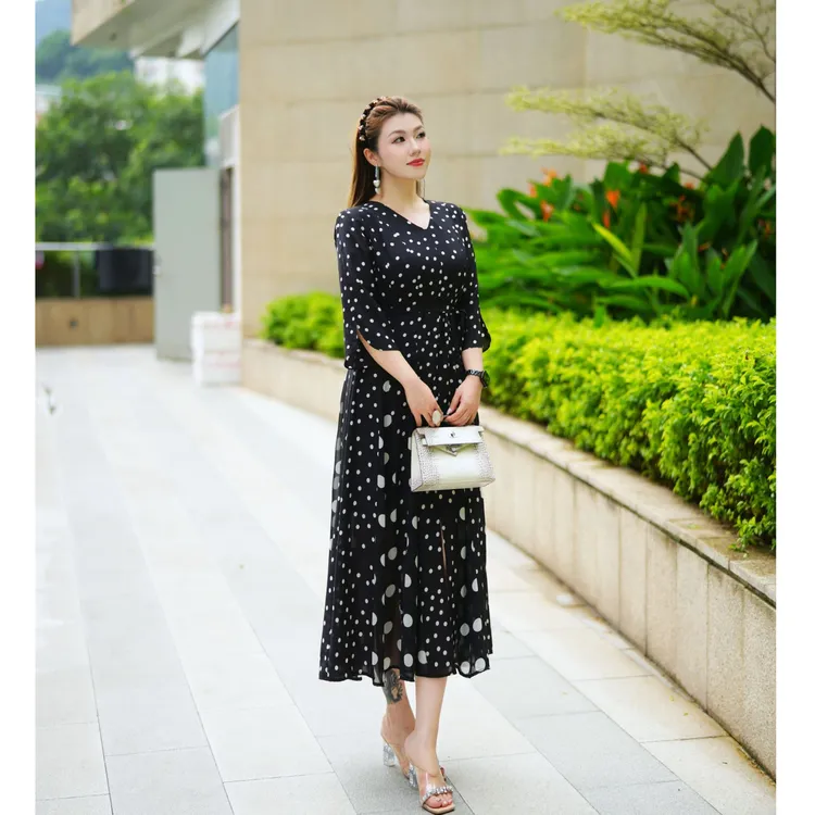 XYD71664法式V领简约波点绑带收腰显瘦小黑裙大码女装轻奢连衣裙