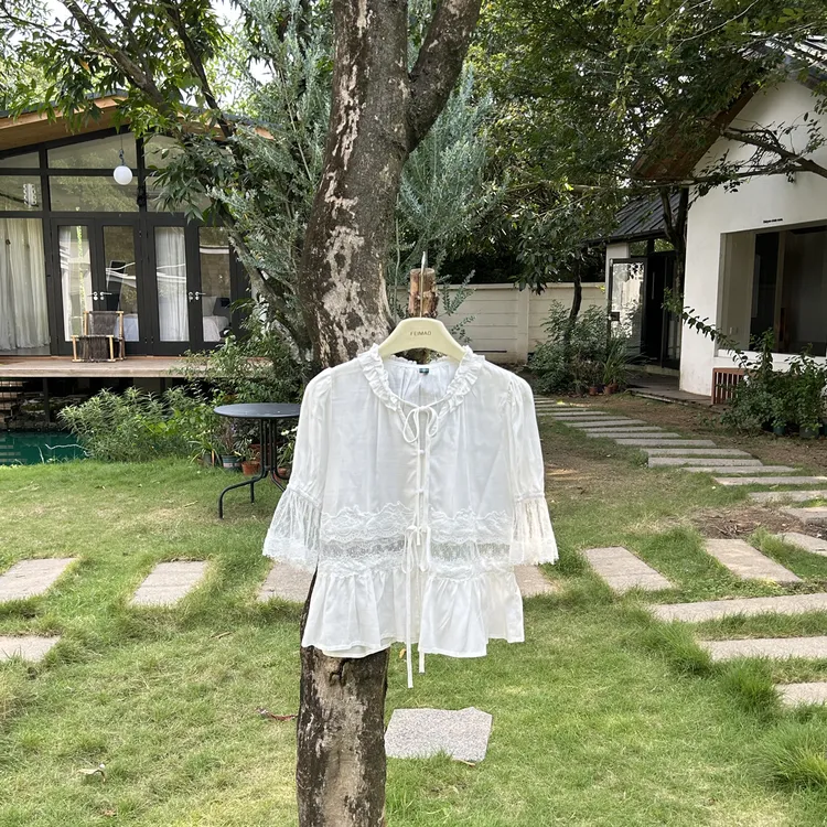 赵小小【浪漫诗人 】木耳边圆领系带衬衫双层蕾丝短款娃娃衫22338