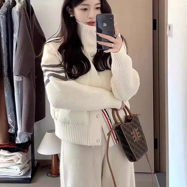 波司断码轻薄白色休闲羽绒服女秋冬新款短款白鸭绒立领保暖针织