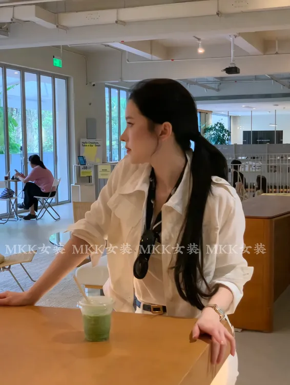白色翻领长袖衬衫女早秋纯欲高级感百搭休闲宽松显瘦短款外套上衣