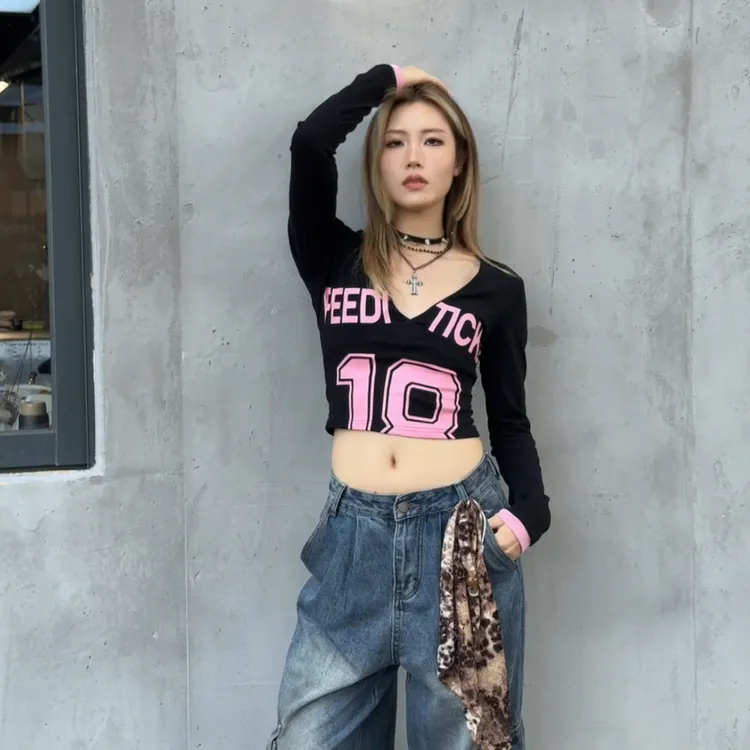 Tongiiuu jennie演唱会美式复古V领印花长袖T恤女修身带胸垫7709
