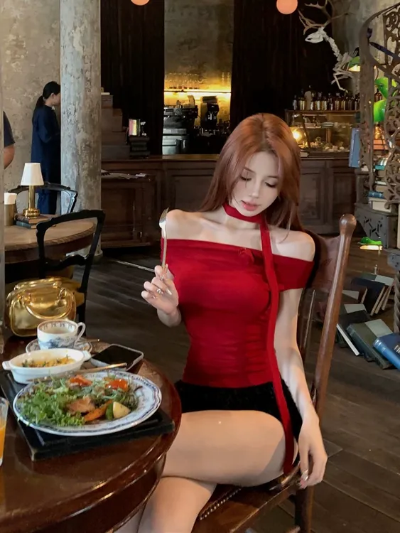 一字肩花朵性感短袖T恤女夏季紧身褶皱辣妹小众红色显瘦绝美上衣