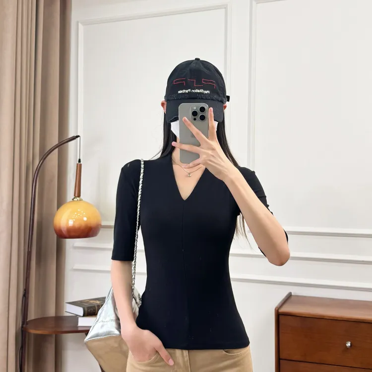 2025年夏季新款黑色正肩中袖t恤女修身显瘦设计感小众性感V领上衣