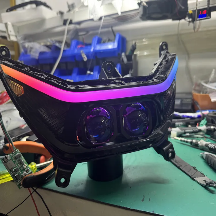 雅迪白鲨s70s90 双透镜大灯幻彩日行灯雅迪电动车 曙光科技改灯侠