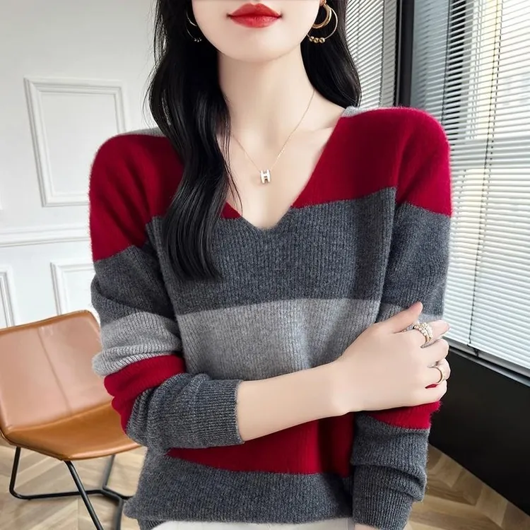 大码女装V领拼色条纹针织上衣打底衫女秋冬宽松显瘦洋气减龄毛衣