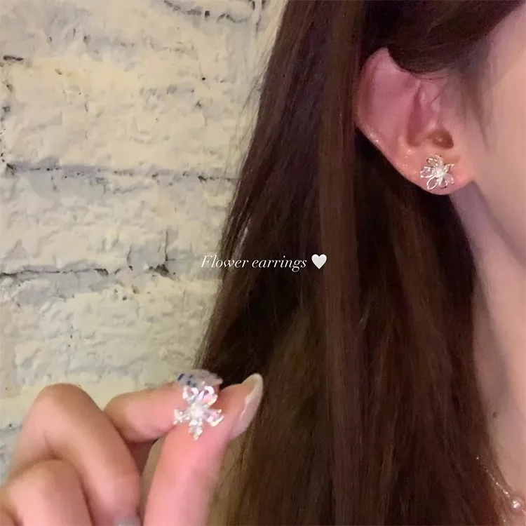 铜合金耳饰 适合夏天的镂空闪锆花朵耳环高级感耳钉女设计感耳饰