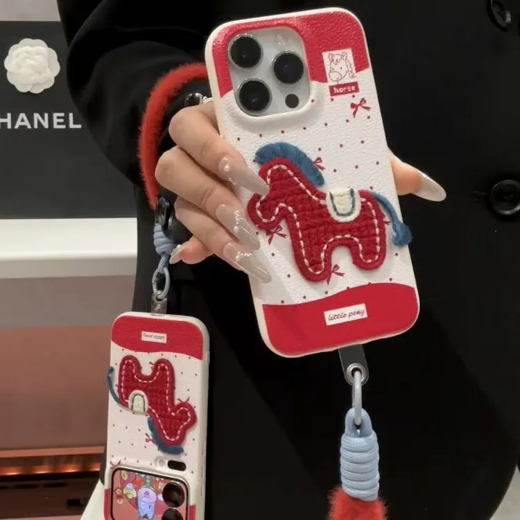 奥菲顿新年刺绣小马挂绳适用苹果16皮纹手机壳小米17vivo华为oppo