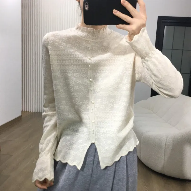 别致减龄半高领开叉纽扣蕾丝花边针织衫春装百搭长袖内搭打底衫女