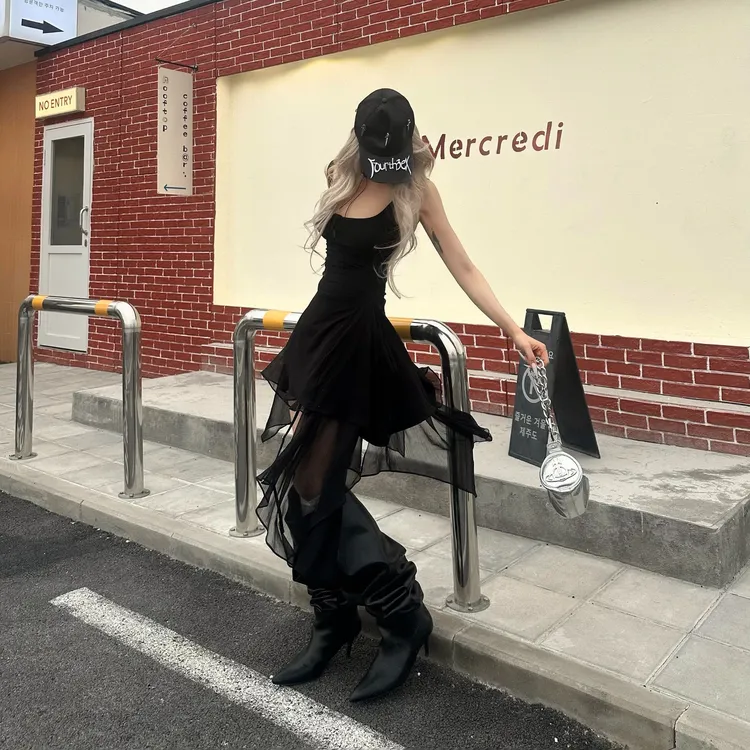 法式赫本风黑色吊带连衣裙子女夏季设计感收腰显瘦气质不规则长裙