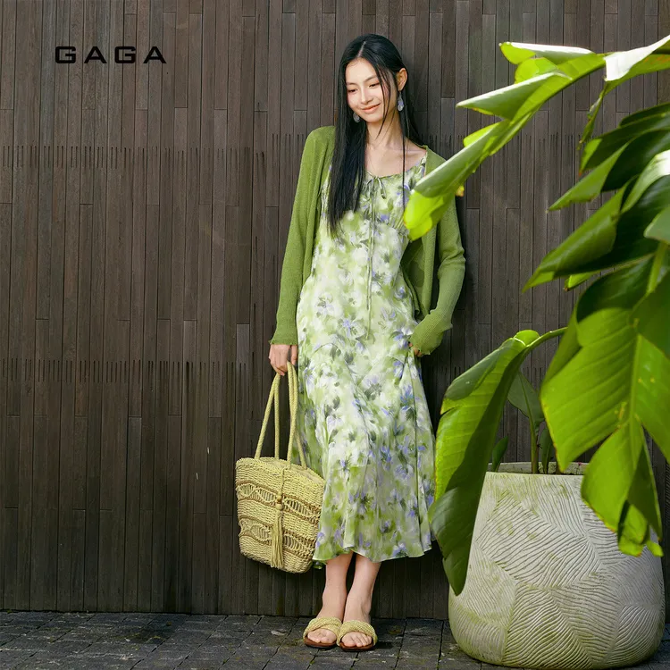 GAGA【绿野花信】薄款开衫女2026收腰晕染碎花吊带裙度假G62H08130