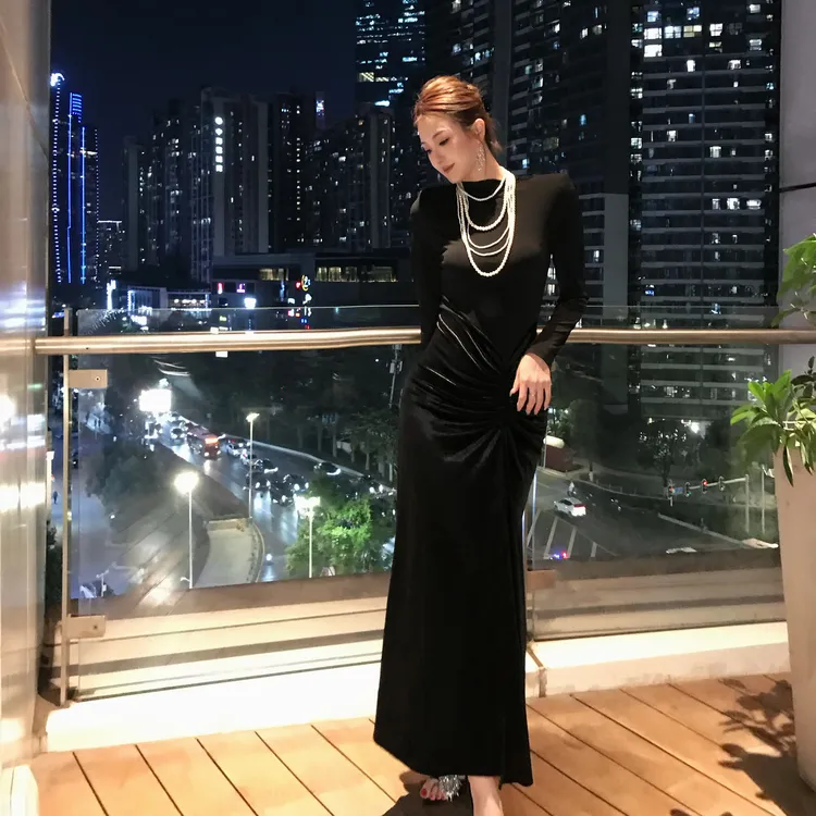 法式优雅气质褶皱收腰丝绒2026新连衣裙修身显瘦开叉包臀12-2603