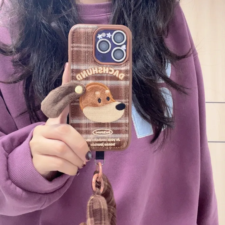 复古格纹刺绣毛绒棕狗狗适用苹果17promax手机壳苹果16/15/14/13p