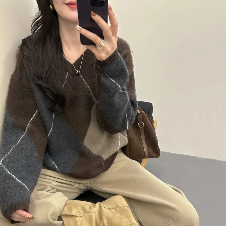 秋冬新款慵懒风针织衫女时尚洋气套头宽松显瘦V领复古菱格毛衣