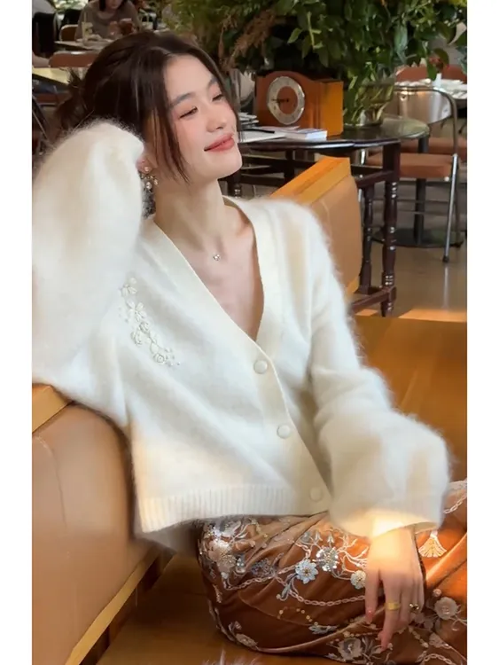 2025秋季高级感超好看设计感小众不撞款软糯慵懒风白色针织开衫女