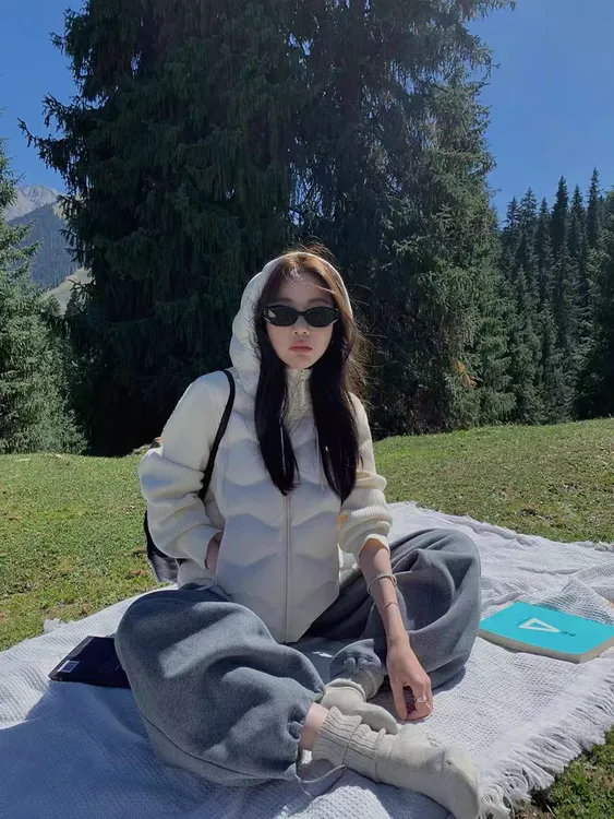 ‘悦YUE-’2025压胶直冲90白鸭绒蓬松减龄保暖针织拼接户外羽绒服