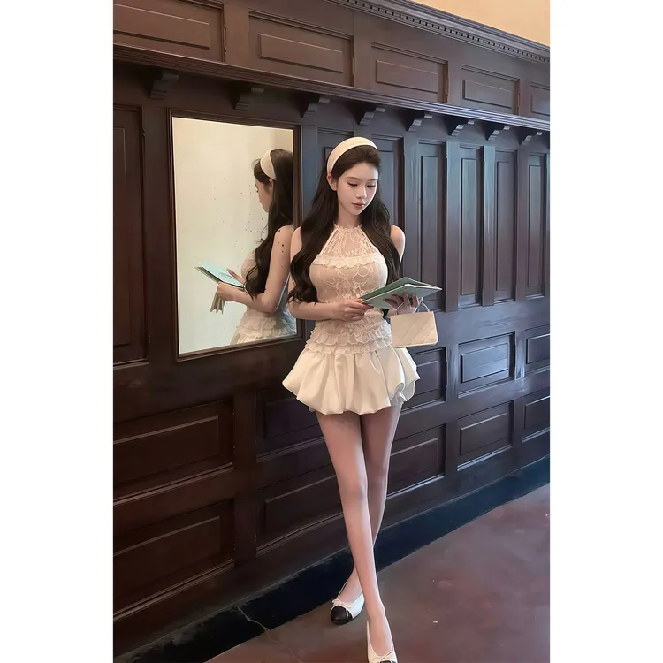 2025年夏季新款ins法式珍珠挂脖蕾丝拼接荷叶边上衣蕾丝花苞短裤