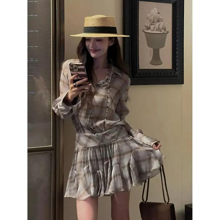 卡其色格纹翻领宽松木耳边短款连衣裙小众衬衫百褶裙显瘦气质长袖