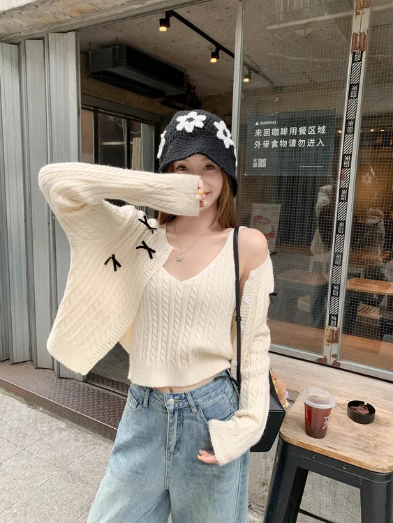 韩系麻花短款长袖针织开衫配吊带女装早秋穿搭洋气外搭毛衣两件套