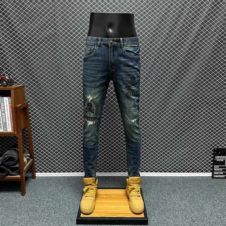 秋冬新款烫钻牛仔裤男款修身小脚潮流印花假破洞水洗复古弹力长裤