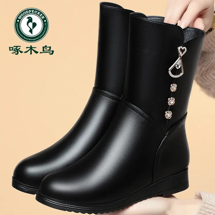 啄木鸟秋冬新款中年妈妈棉鞋皮鞋保暖防滑加绒软皮平底中筒女靴子
