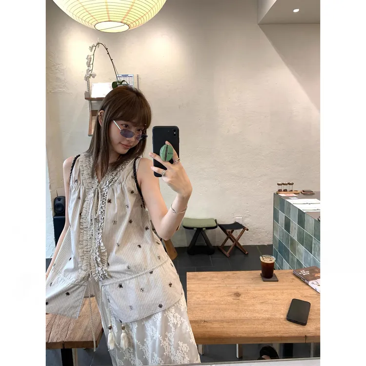 甜美可爱风格衣服重工蝴蝶刺绣条纹木耳边设计感无袖衬衫上衣女夏