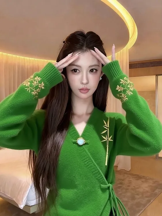 新中式国风V领绿色盘扣针织衫2025年冬季新款洋气减龄长袖上衣