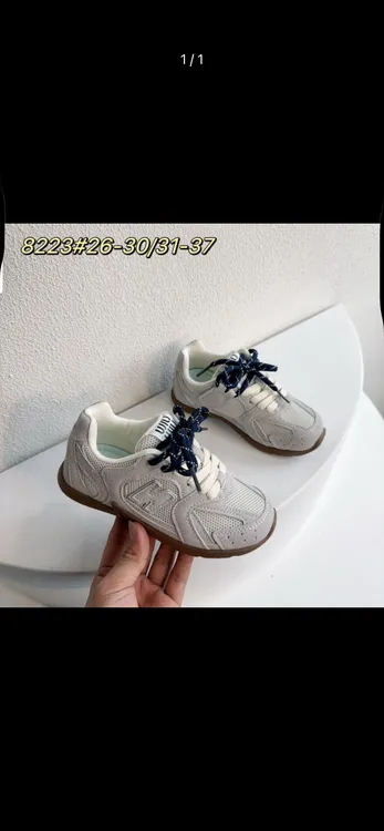 小孩德训鞋两个色