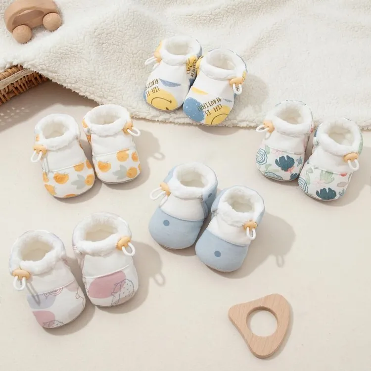 婴儿秋冬季棉鞋男女宝宝加绒软底步前鞋套0-1岁防掉加厚保暖舒适