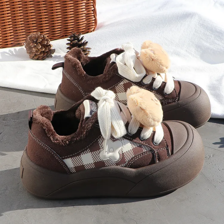 可爱小熊加绒保暖厚底面包板鞋女冬季新款休闲百搭圆头格纹棉鞋