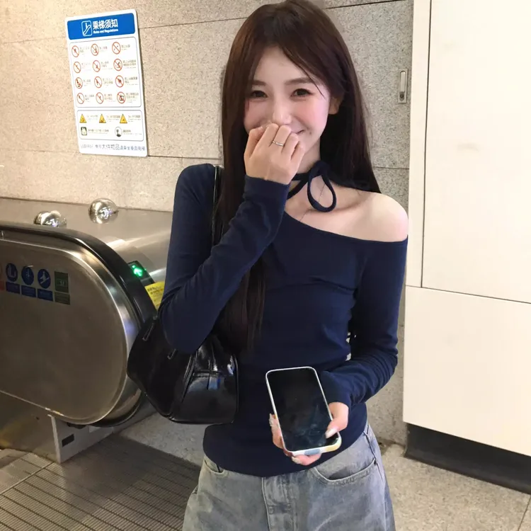 藏青色斜领露肩长袖T恤女2025早秋辣妹风修身显瘦不规则百搭上衣