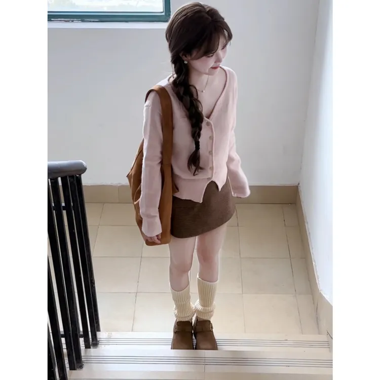 MARIE.COCO秋冬韩系温柔减龄V领粉色针织开衫上衣包臀短裙两件套