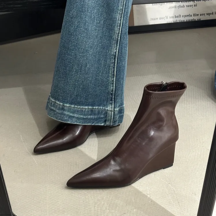 GUO-9966-3秋冬新品2025尖头坡跟侧拉链短靴女显高显瘦高跟马丁靴