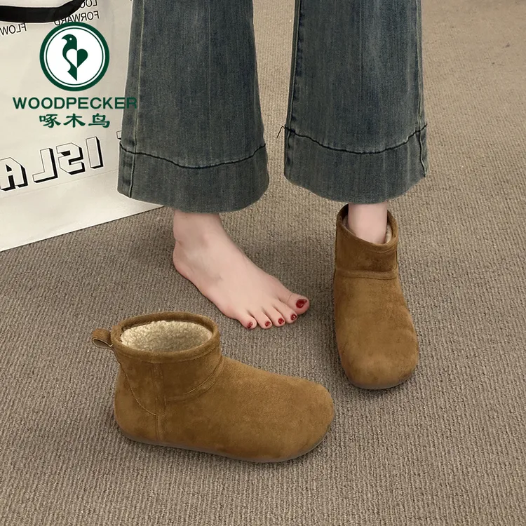 啄木鸟2025年冬季新款平底复古马丁靴女加绒保暖丑萌大头雪地棉靴