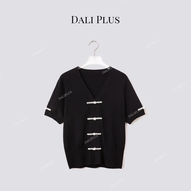 DALI PLUS“羊毛新中式针织衫”一字珍珠盘扣短袖针织-D5MM2480