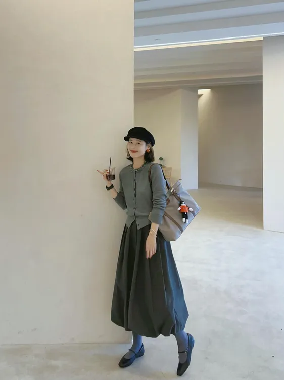 灰色宽松长袖毛衣开衫女2025秋季新款深灰百褶半身花苞长裙两件套