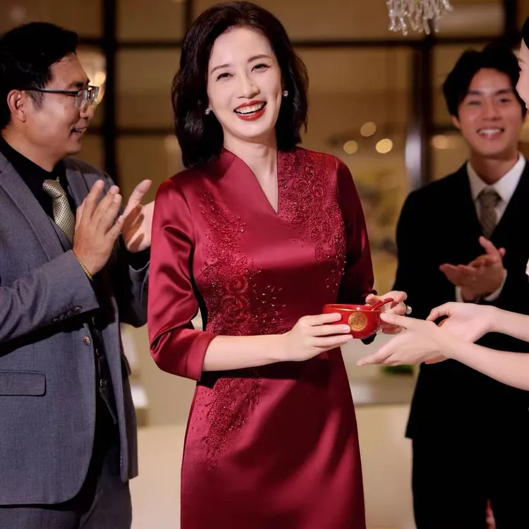 谷曼蝶高端醋酸礼服婚庆妈妈装重工钉珠喜婆婆婚宴旗袍晚装敬酒服